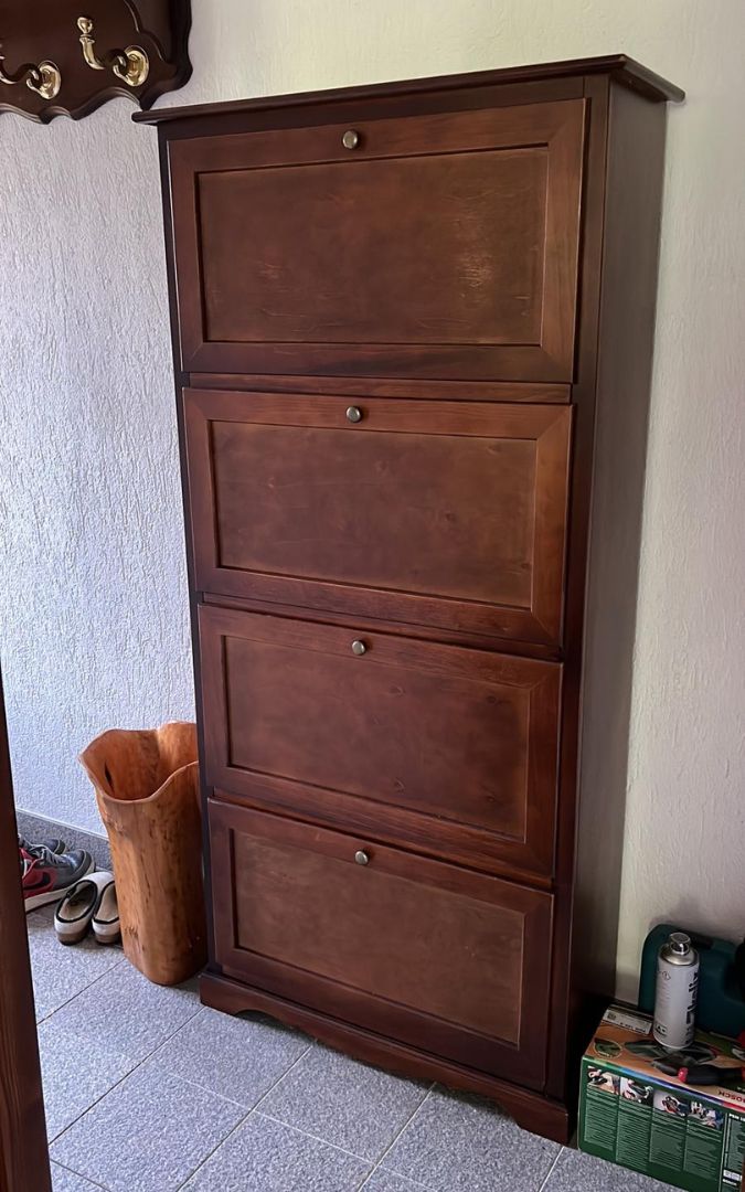 Scarpiera 4 ante finitura noce scuro, elegante soluzione salvaspazio per la casa.